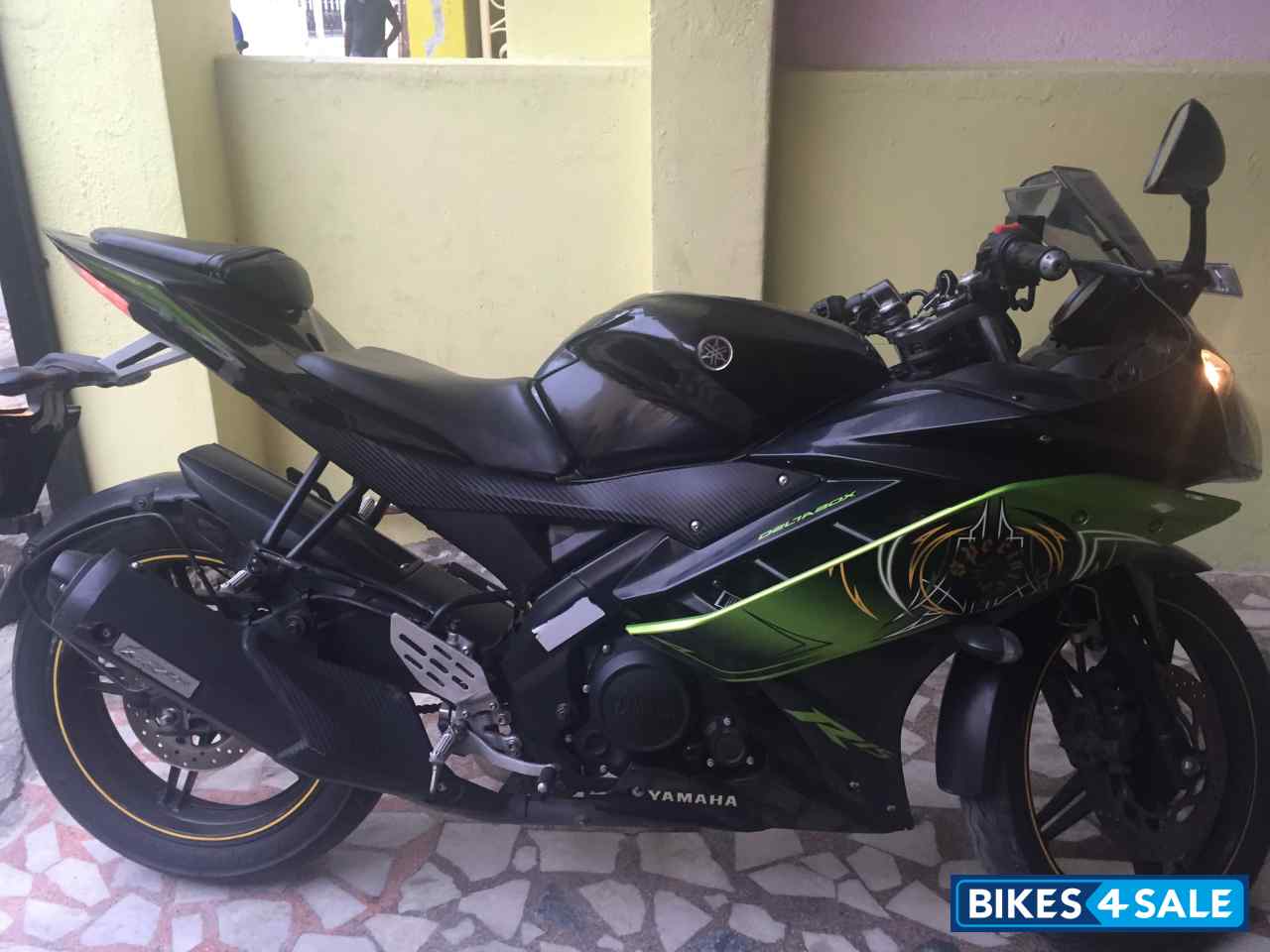 r15 v2 black green