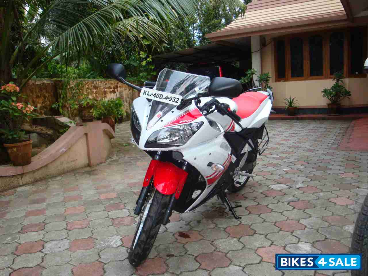 White & Red,limited Edition Yamaha YZF R15 White & Red,limited Edition Yamaha YZF R15