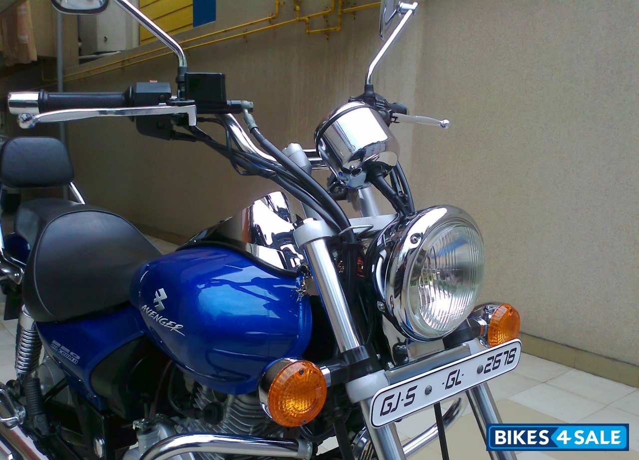 Blue Bajaj Avenger 220 DTS-i Blue Bajaj Avenger 220 DTS-i