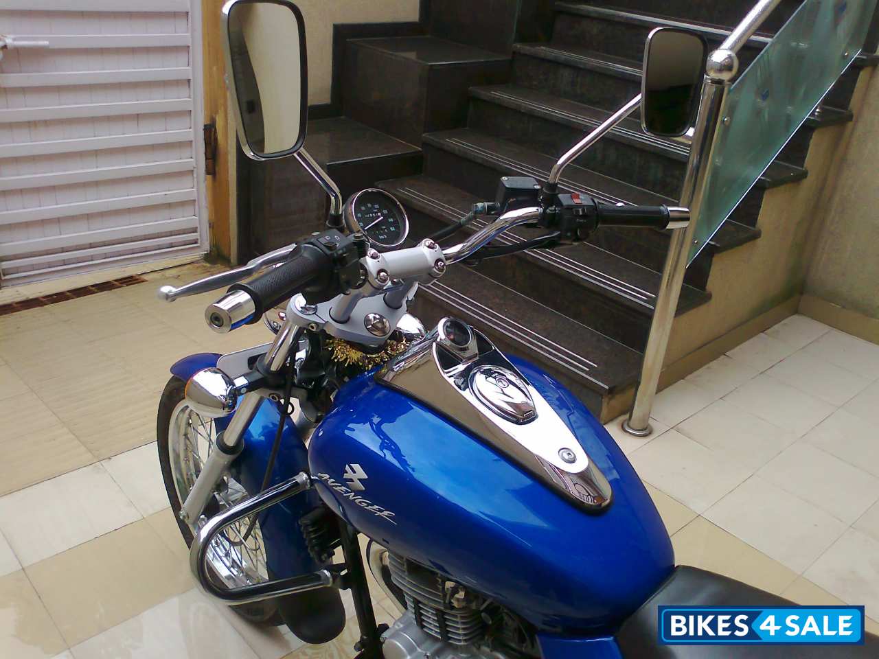 Blue Bajaj Avenger 220 DTS-i Blue Bajaj Avenger 220 DTS-i