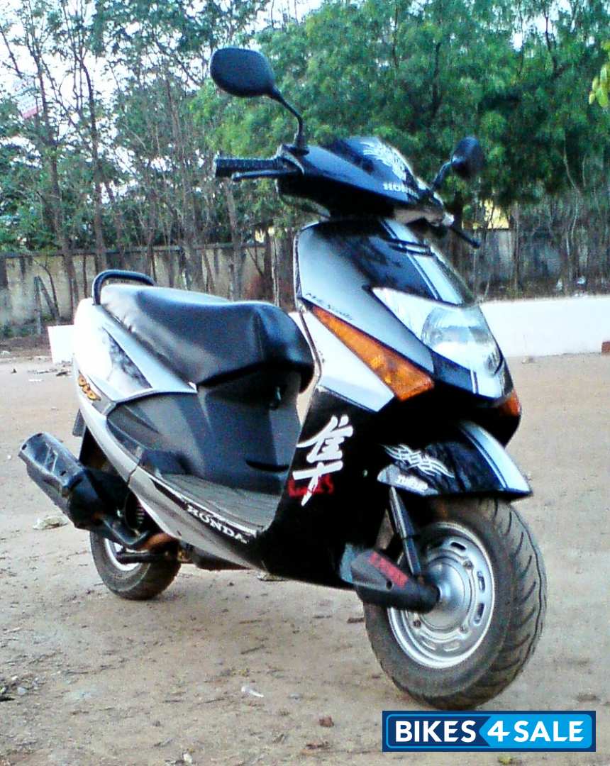 Black With Silver Honda Dio Picture 1. Album ID is 77676. Bike located