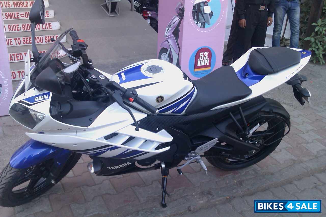 Blue White Yamaha YZF R15 V2 Blue White Yamaha YZF R15 V2