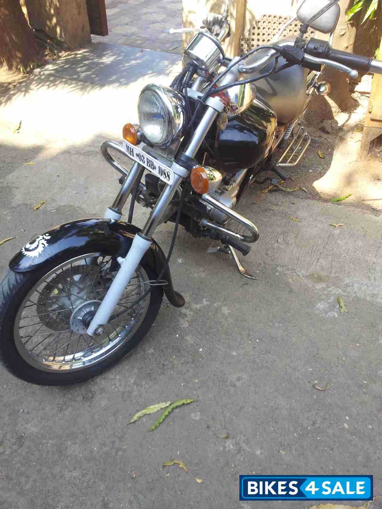 Black Bajaj Avenger 220 DTS-i