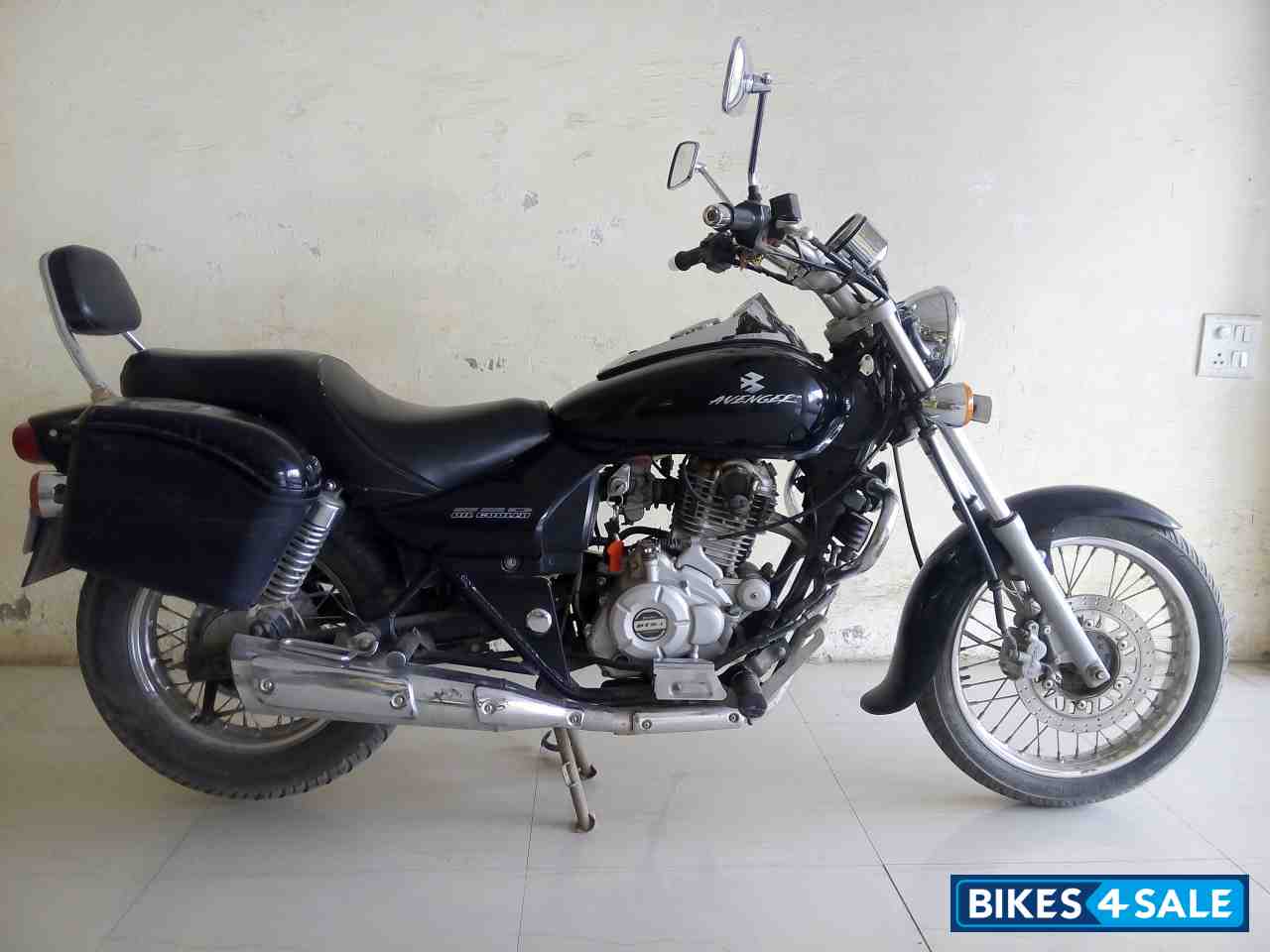 Black Bajaj Avenger 220 DTS-i