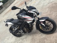 Metallic White Bajaj Pulsar 200 NS