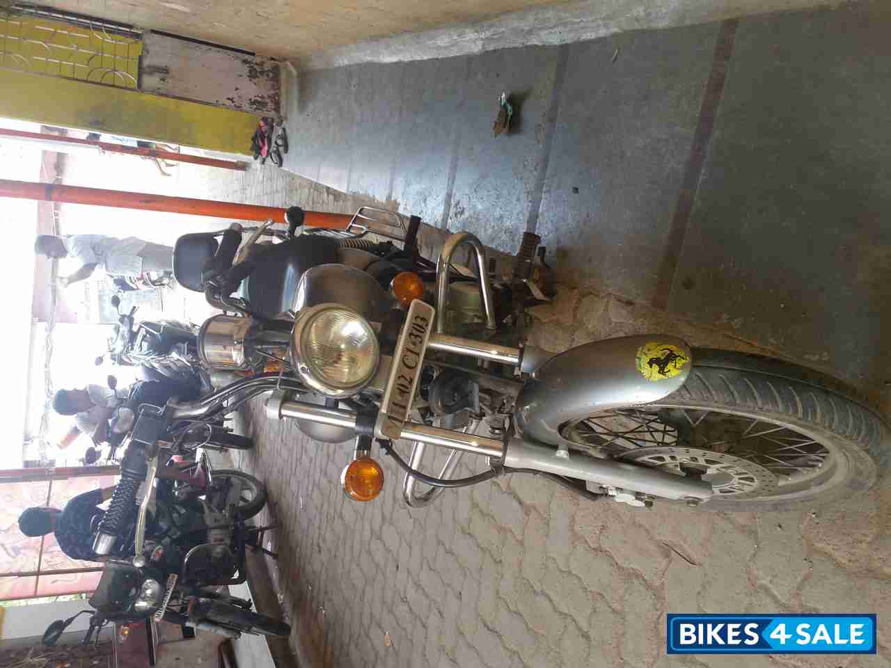 Silver Grey Bajaj Avenger 220 DTS-i