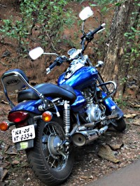 Blue Bajaj Avenger 220 DTS-i