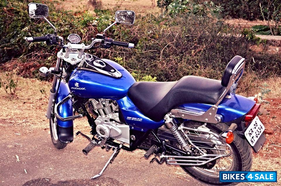 Blue Bajaj Avenger 220 DTS-i