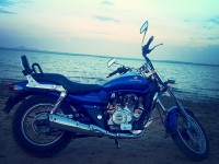 Blue Bajaj Avenger 220 DTS-i