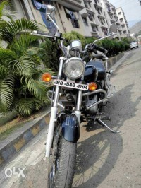 Black Bajaj Avenger 220 DTS-i