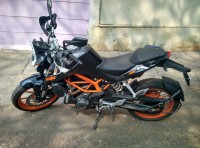 Black KTM Duke 390