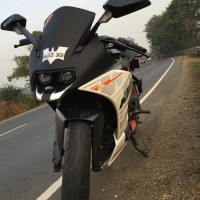 White KTM RC 390