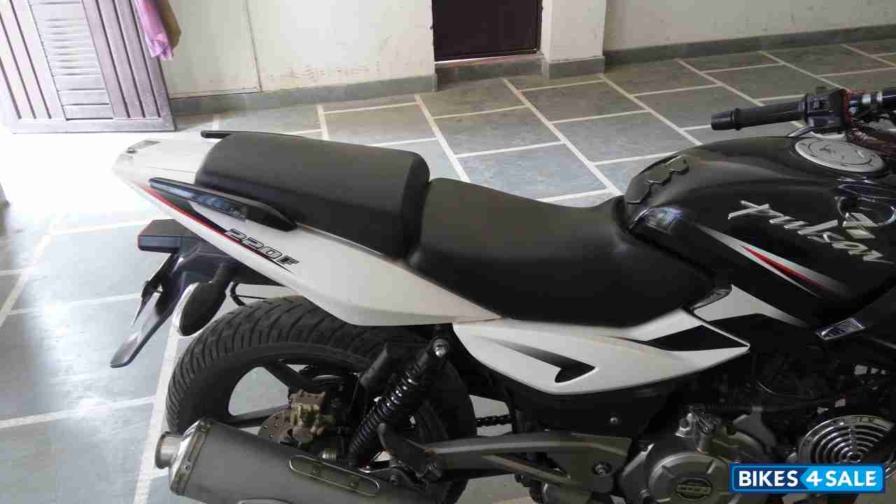 pulsar 220 black