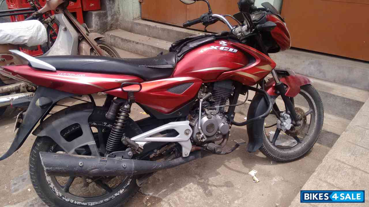 Red Bajaj XCD 135 DTS-Si