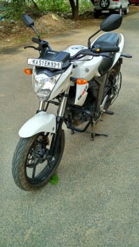 Pearl White Suzuki Gixxer 150