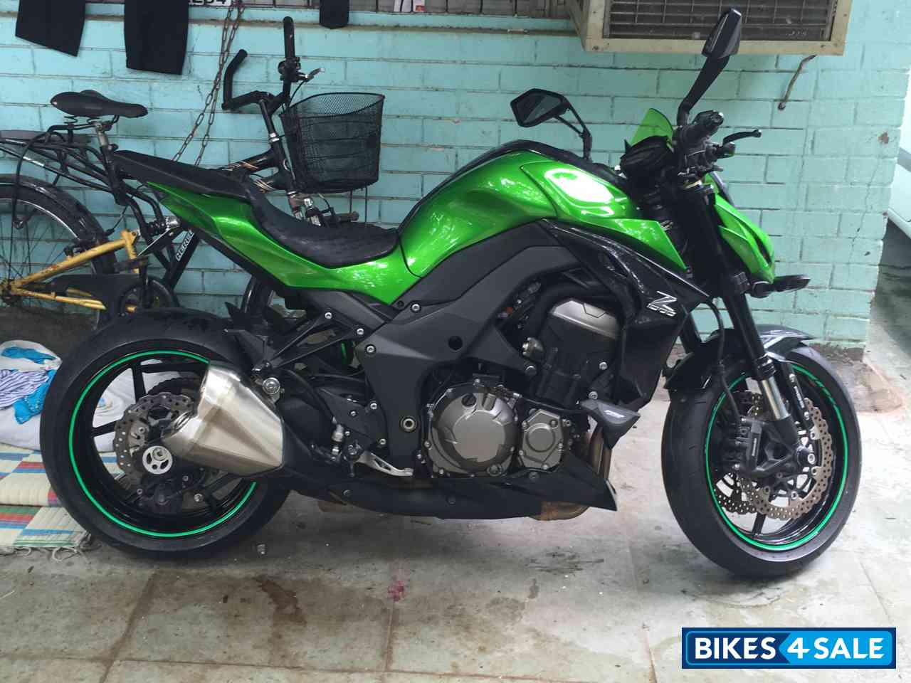 Green Kawasaki Z1000 Green Kawasaki Z1000