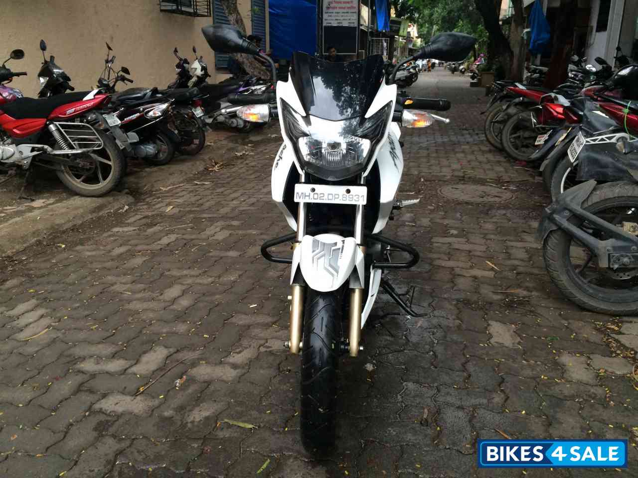 White TVS Apache RTR 180 White TVS Apache RTR 180