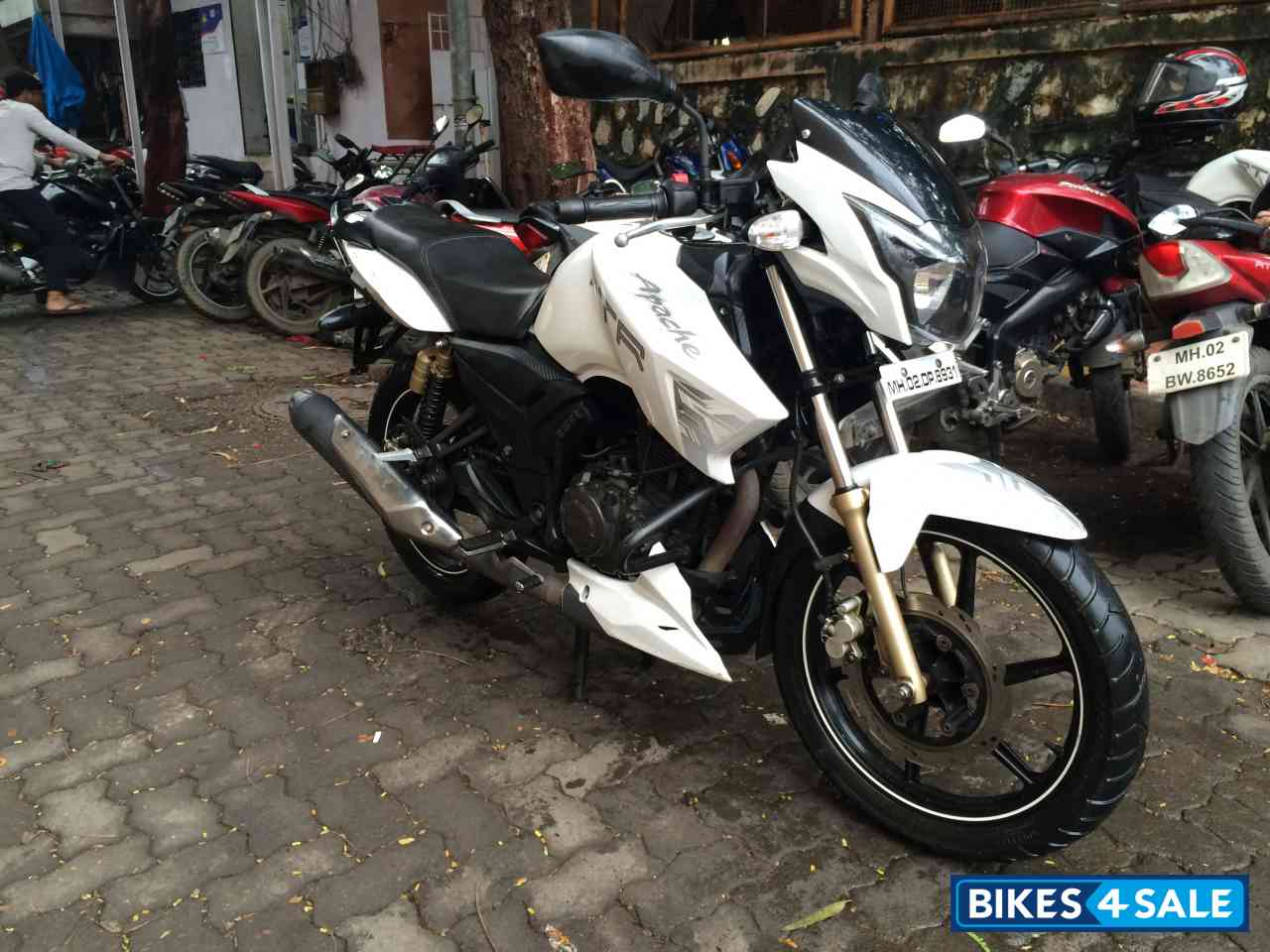 White TVS Apache RTR 180 White TVS Apache RTR 180