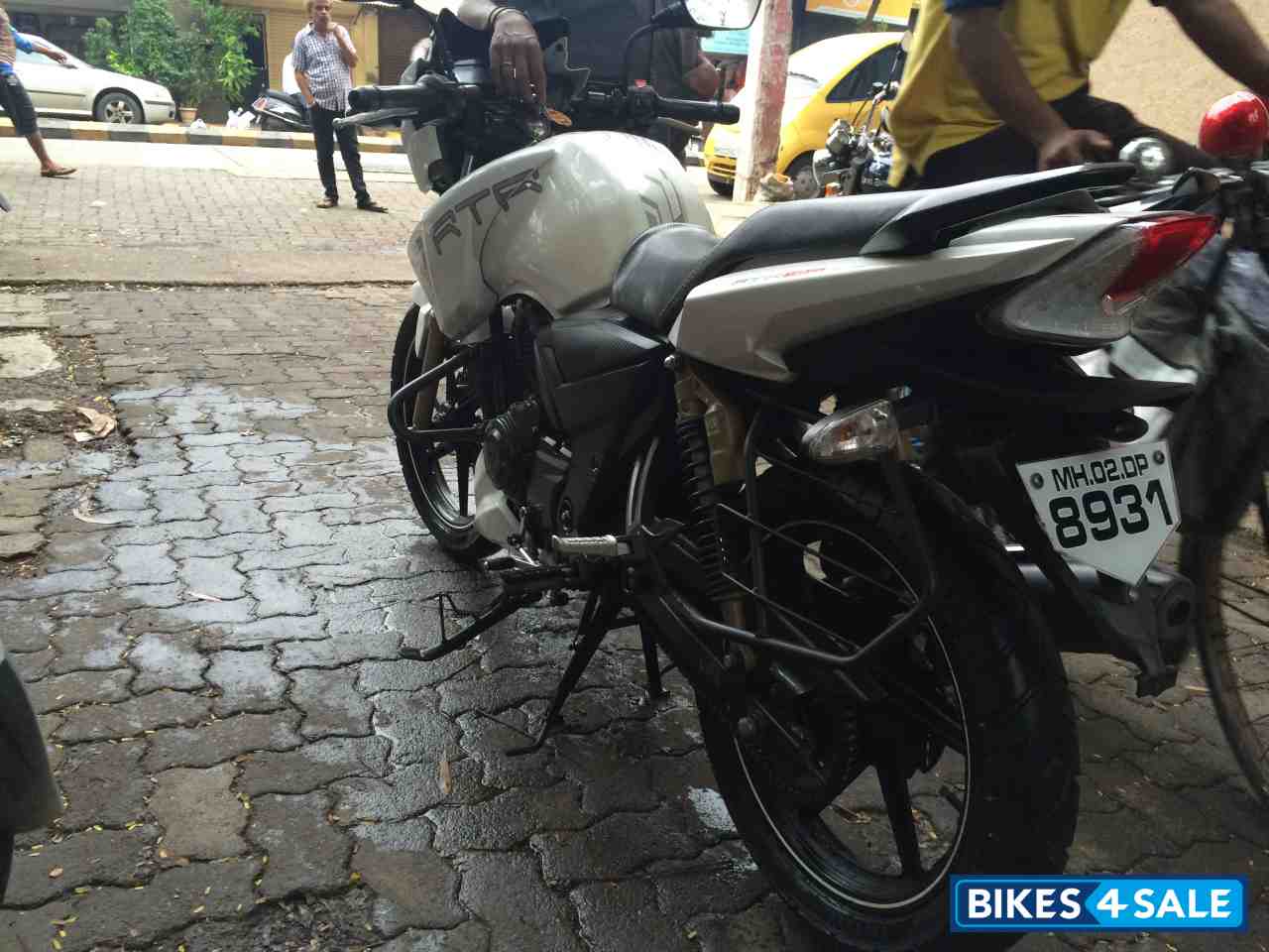 White TVS Apache RTR 180 White TVS Apache RTR 180