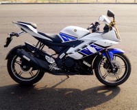 White/blue Yamaha YZF R15 V2