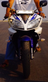 White/blue Yamaha YZF R15 V2