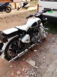 White Royal Enfield Classic 350