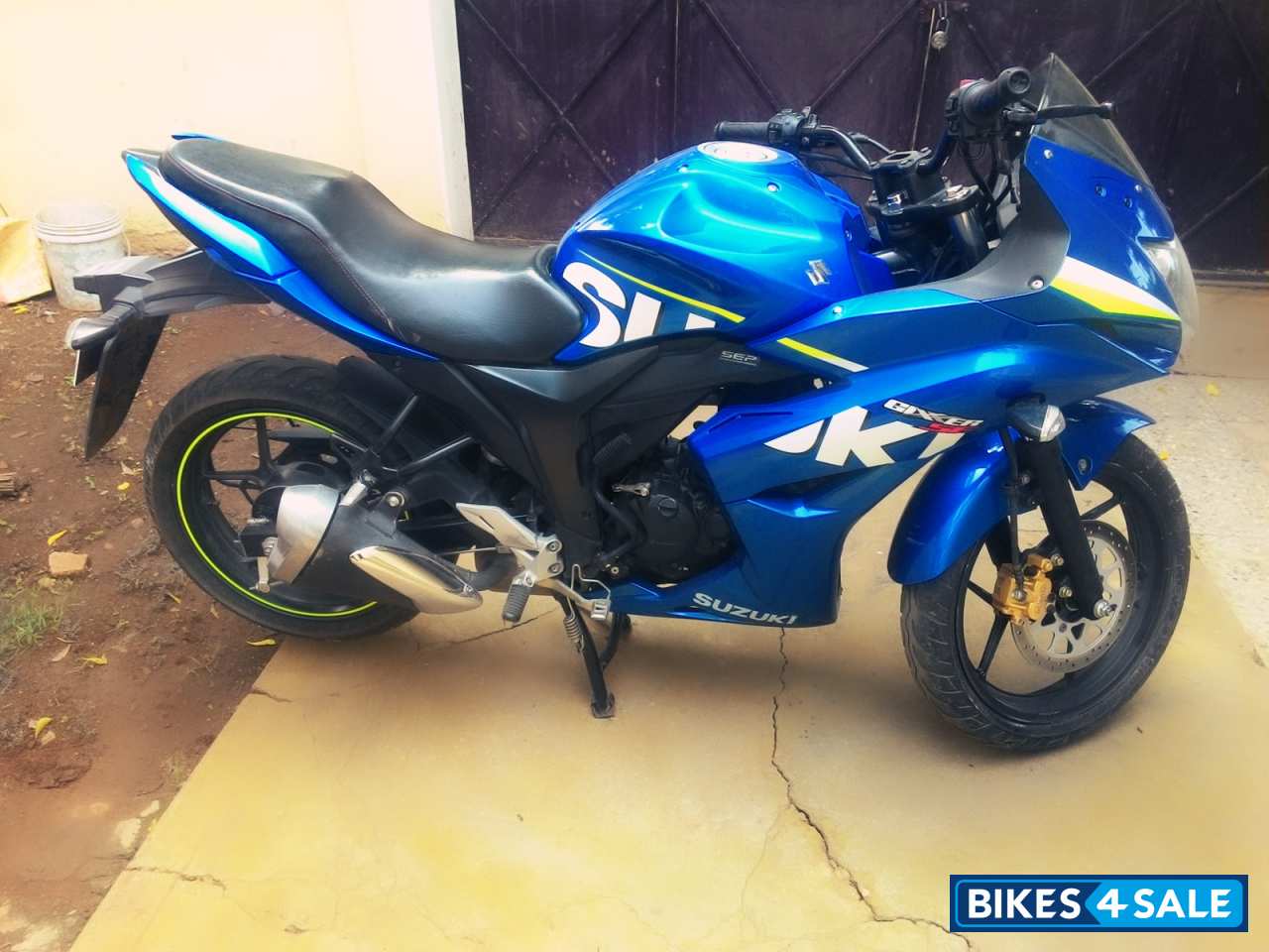 Blue Suzuki Gixxer SF