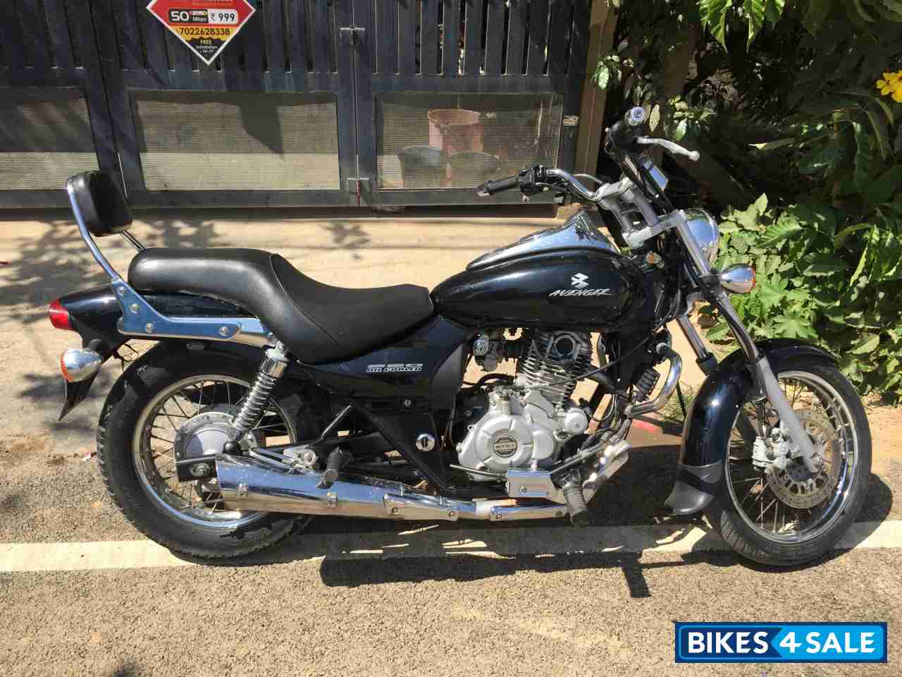 Black Bajaj Avenger 220 DTS-i