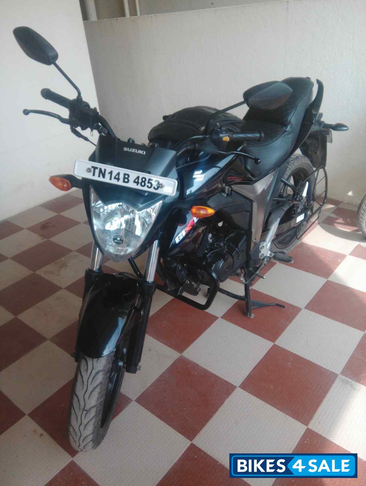 Black Suzuki Gixxer 150 Black Suzuki Gixxer 150