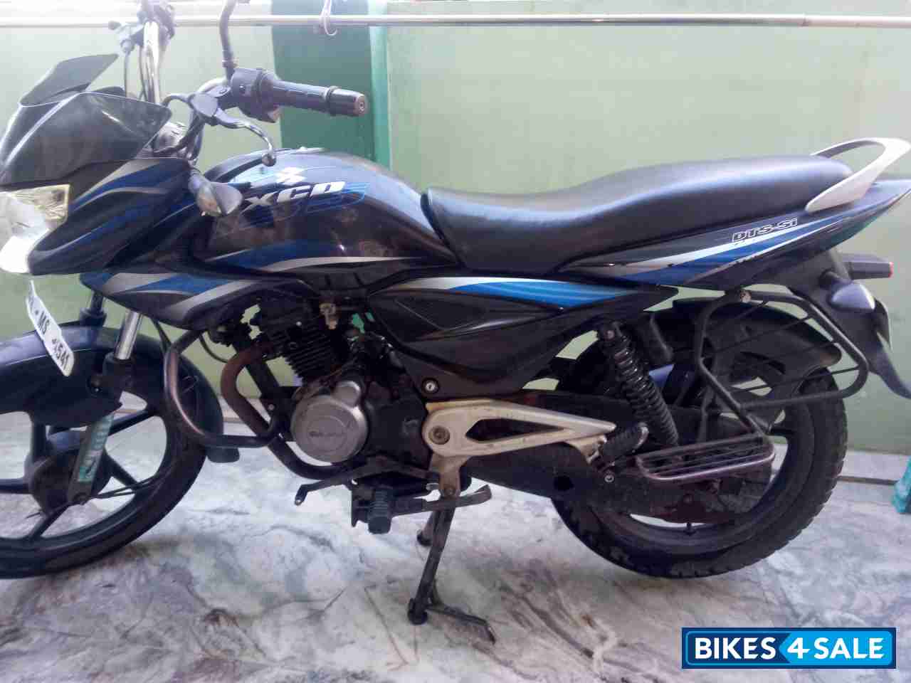 Black And Blue Bajaj XCD 135 DTS-Si