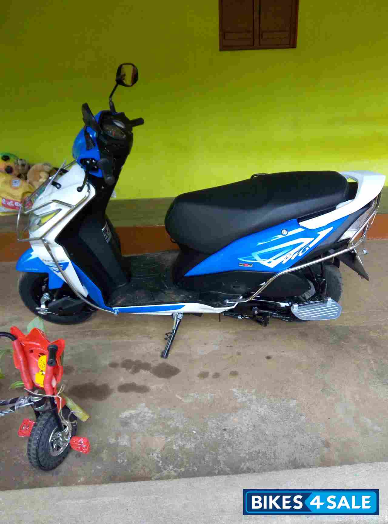 Blue And White Honda Dio