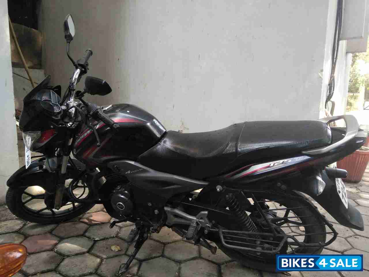 Black Bajaj Discover 125 ST