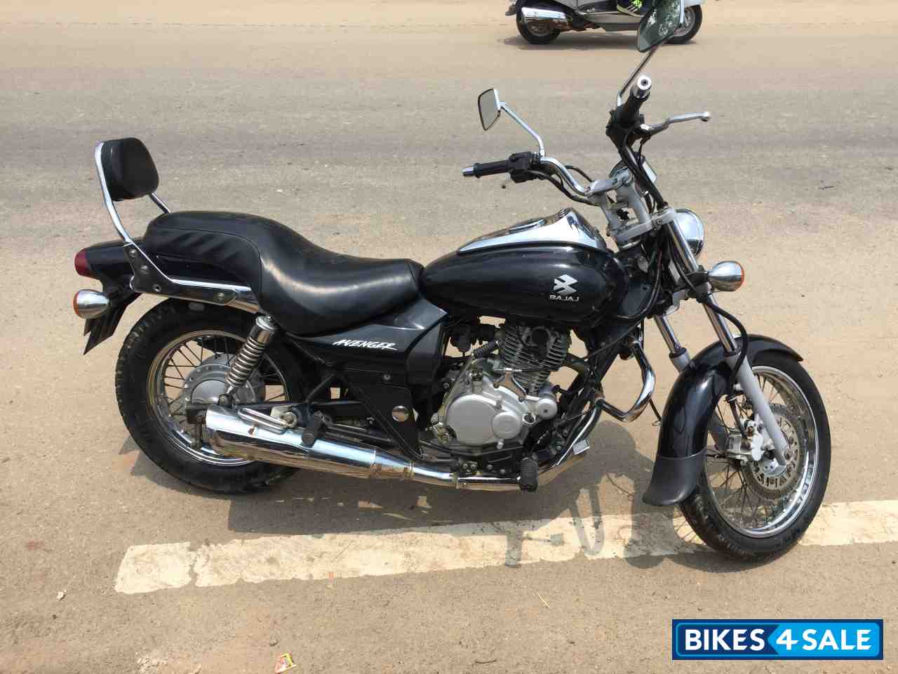 Black Bajaj Avenger 180 DTS-i