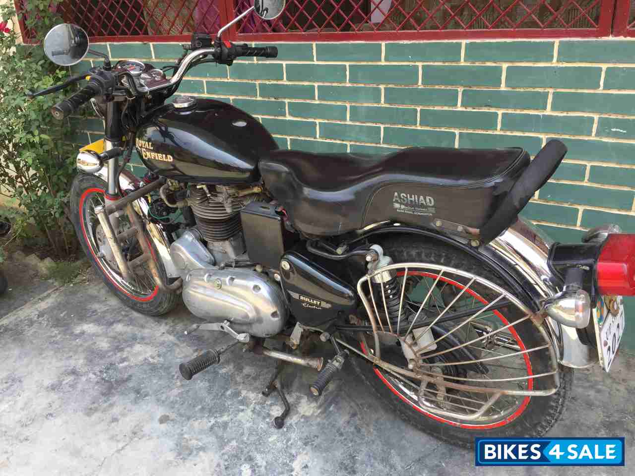 Black Royal Enfield Bullet Electra 5S