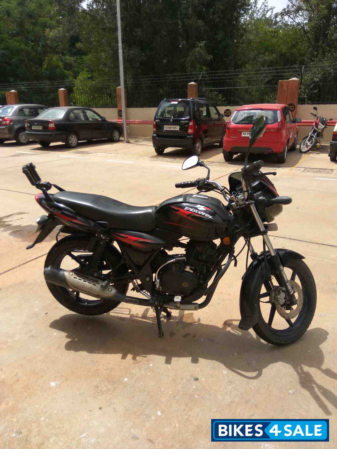 Black Bajaj Discover DTSi 135 Black Bajaj Discover DTSi 135