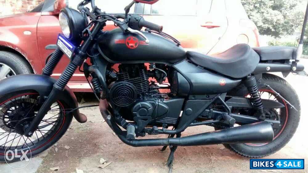 Black Bajaj Avenger 220 DTS-i