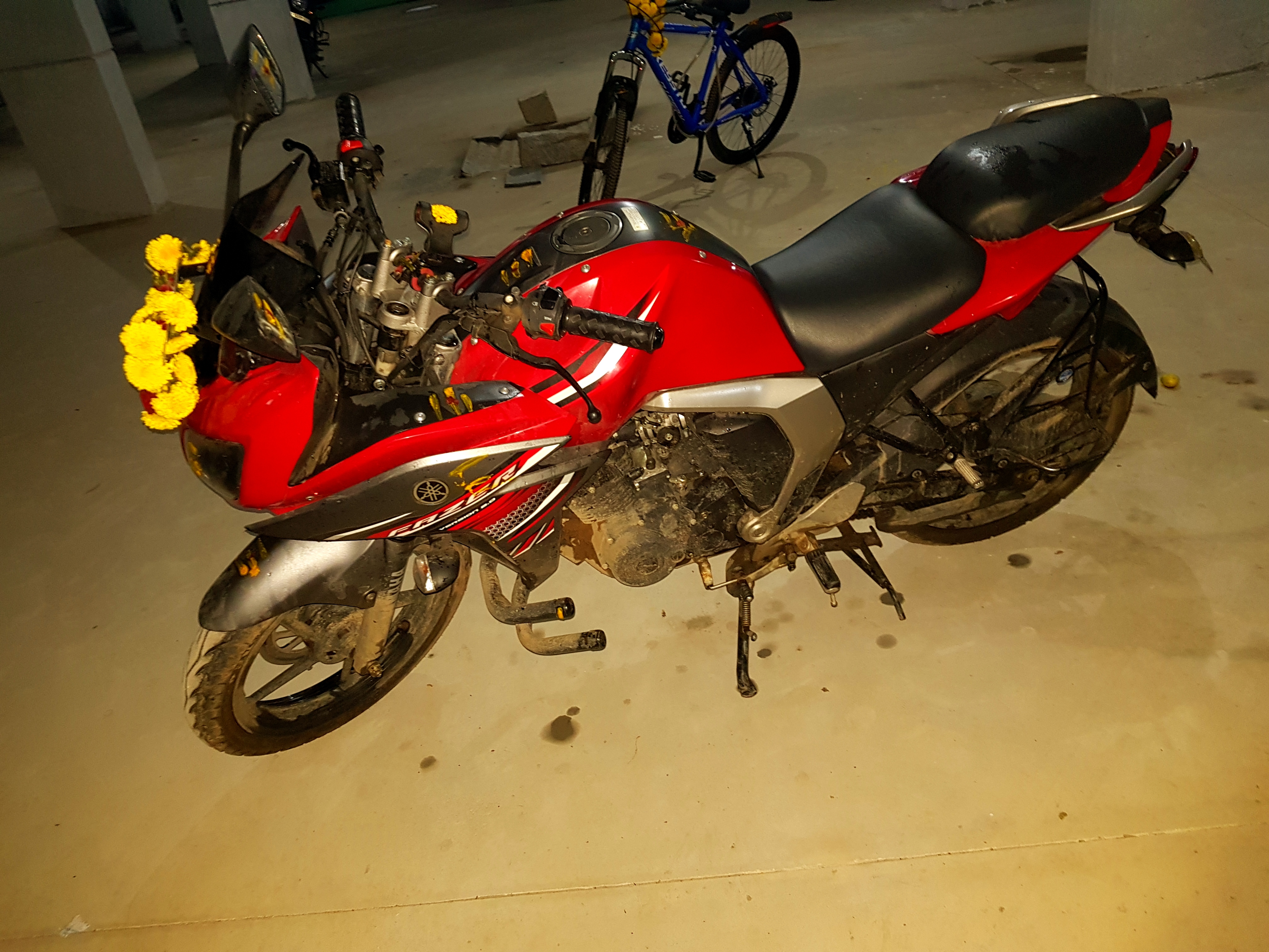 Red Yamaha Fazer FI V2