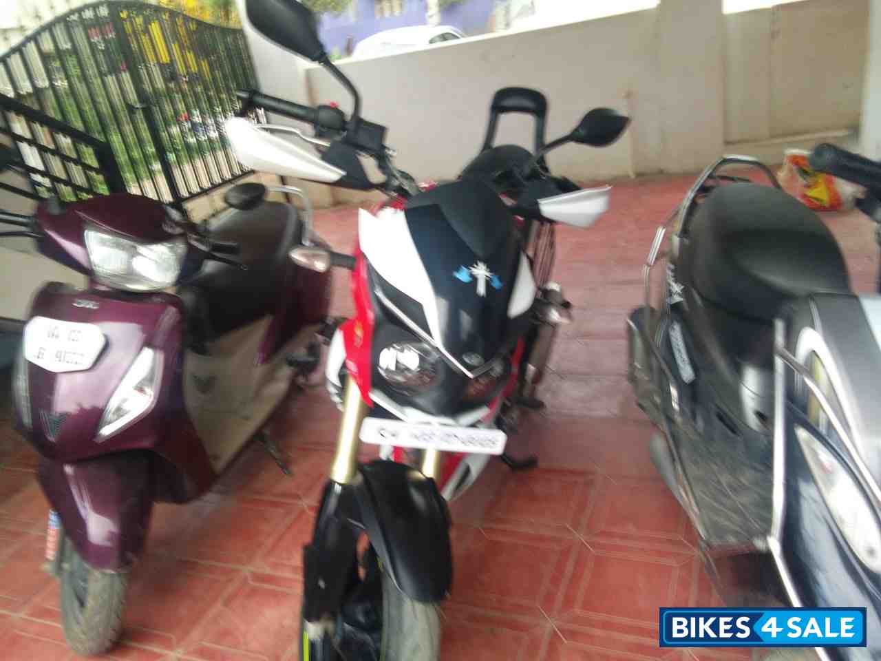 Red Mahindra Mojo Red Mahindra Mojo