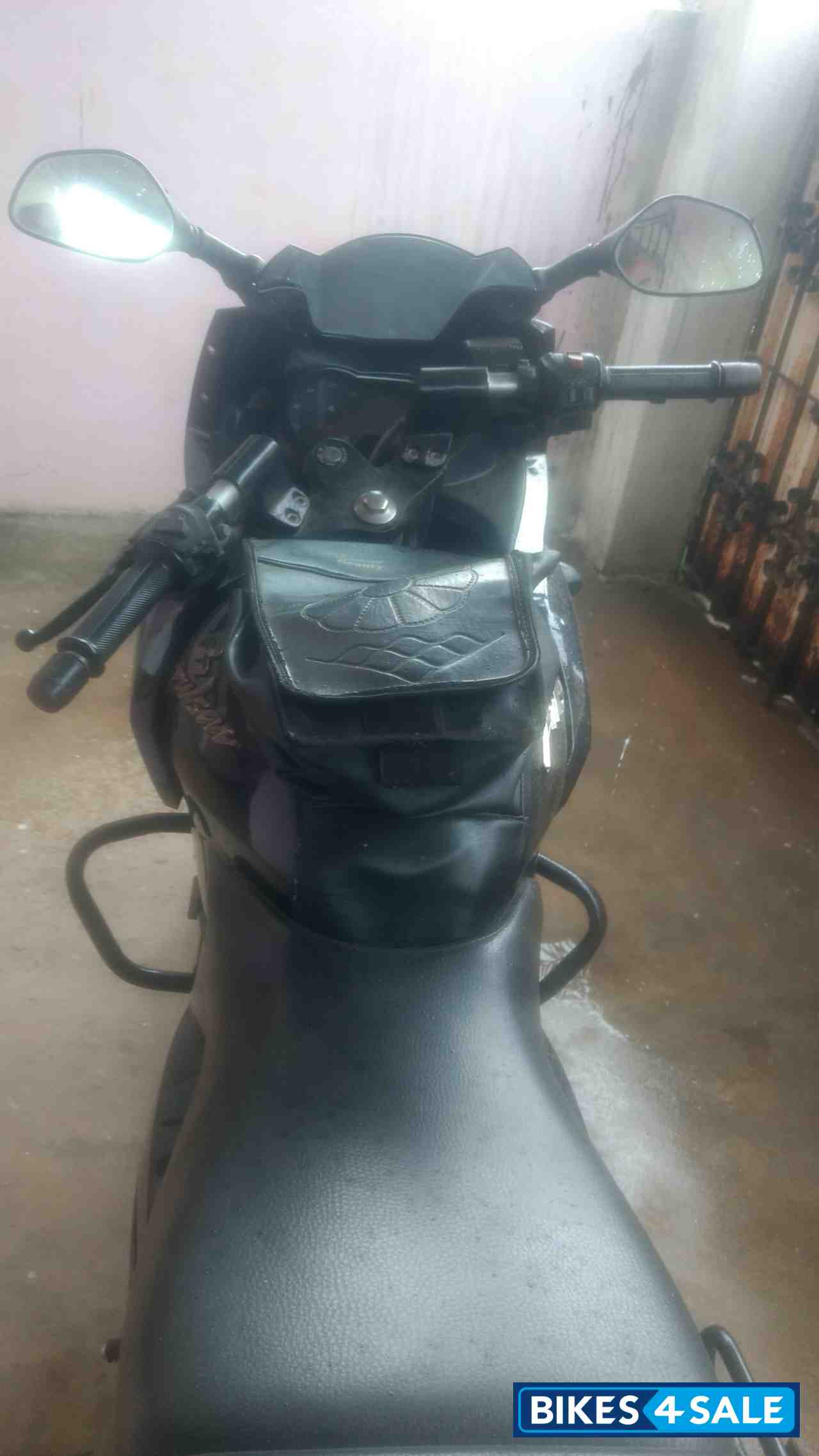 Black Bajaj Pulsar 220F Black Bajaj Pulsar 220F