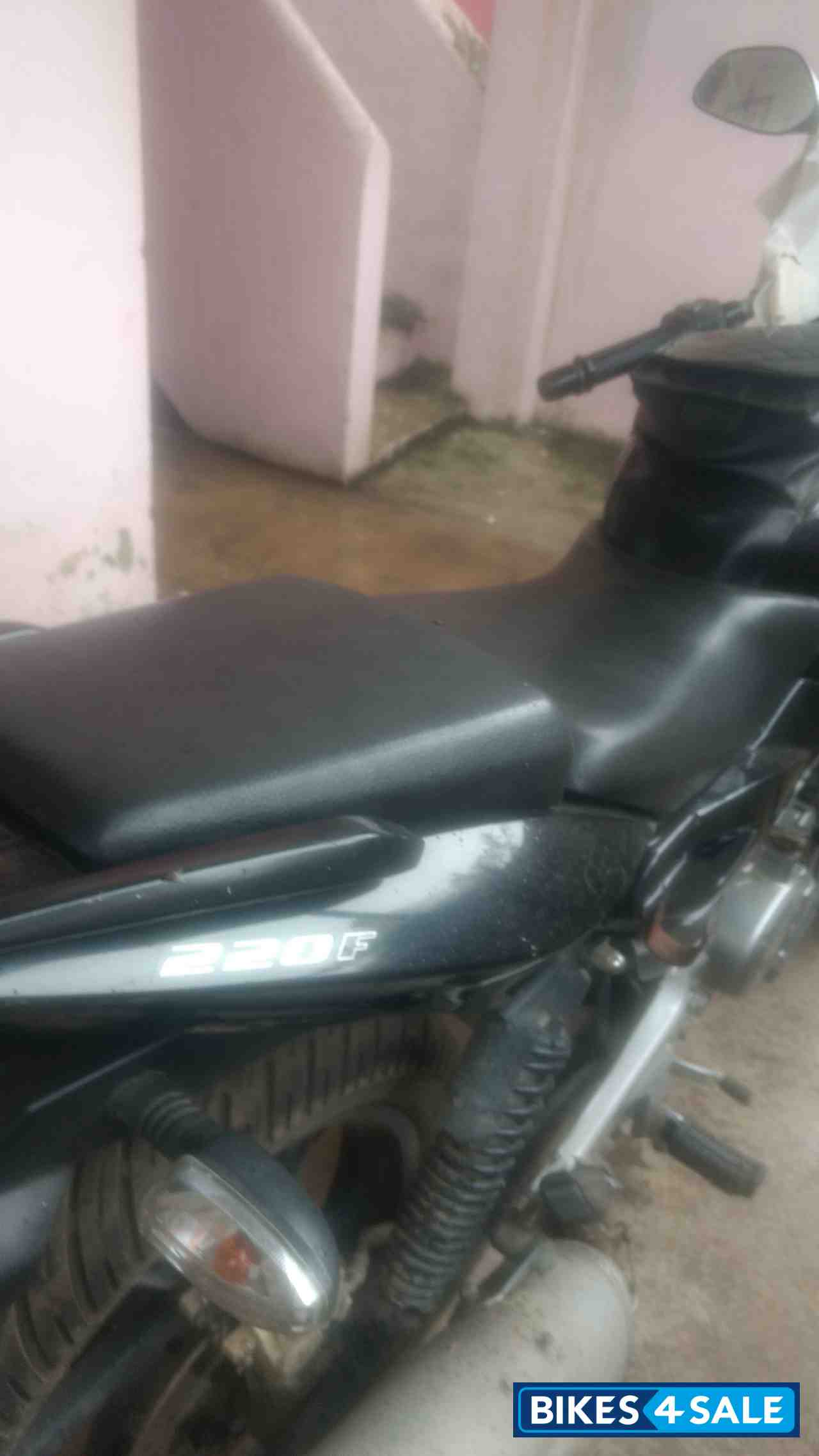Black Bajaj Pulsar 220F Black Bajaj Pulsar 220F