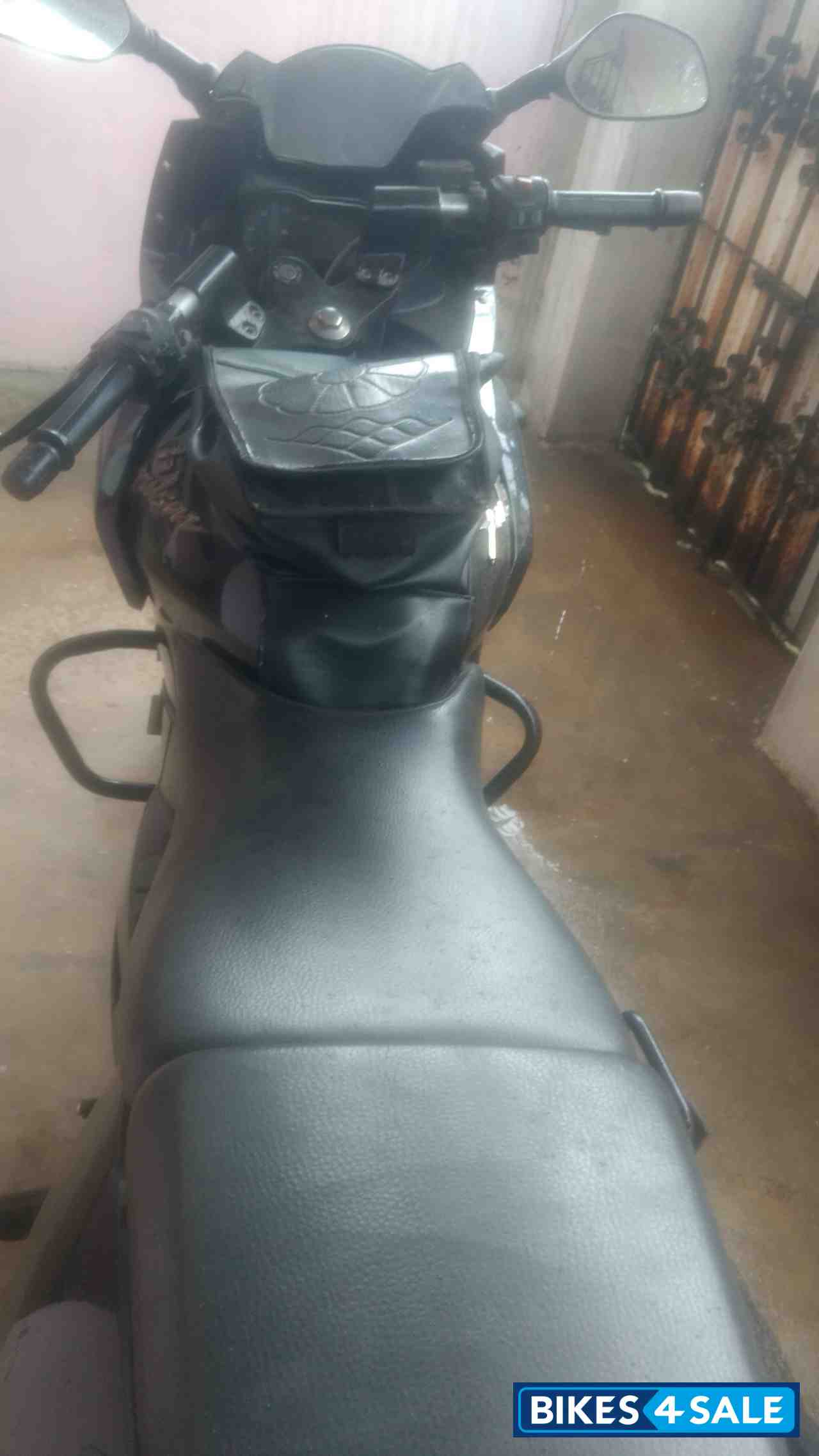 Black Bajaj Pulsar 220F Black Bajaj Pulsar 220F