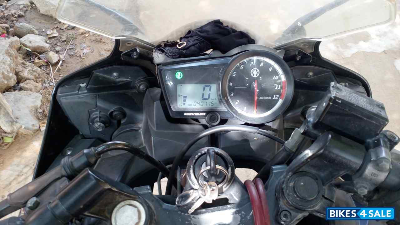 Black Yamaha YZF R15