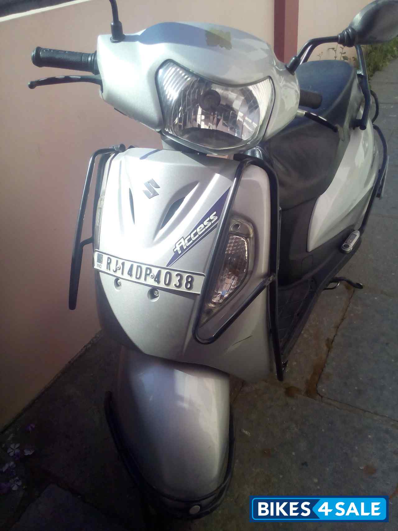 Silver Suzuki Access 125 Silver Suzuki Access 125