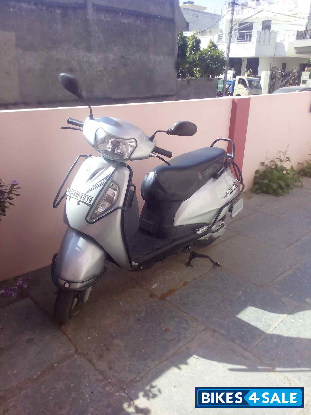 Silver Suzuki Access 125 Silver Suzuki Access 125