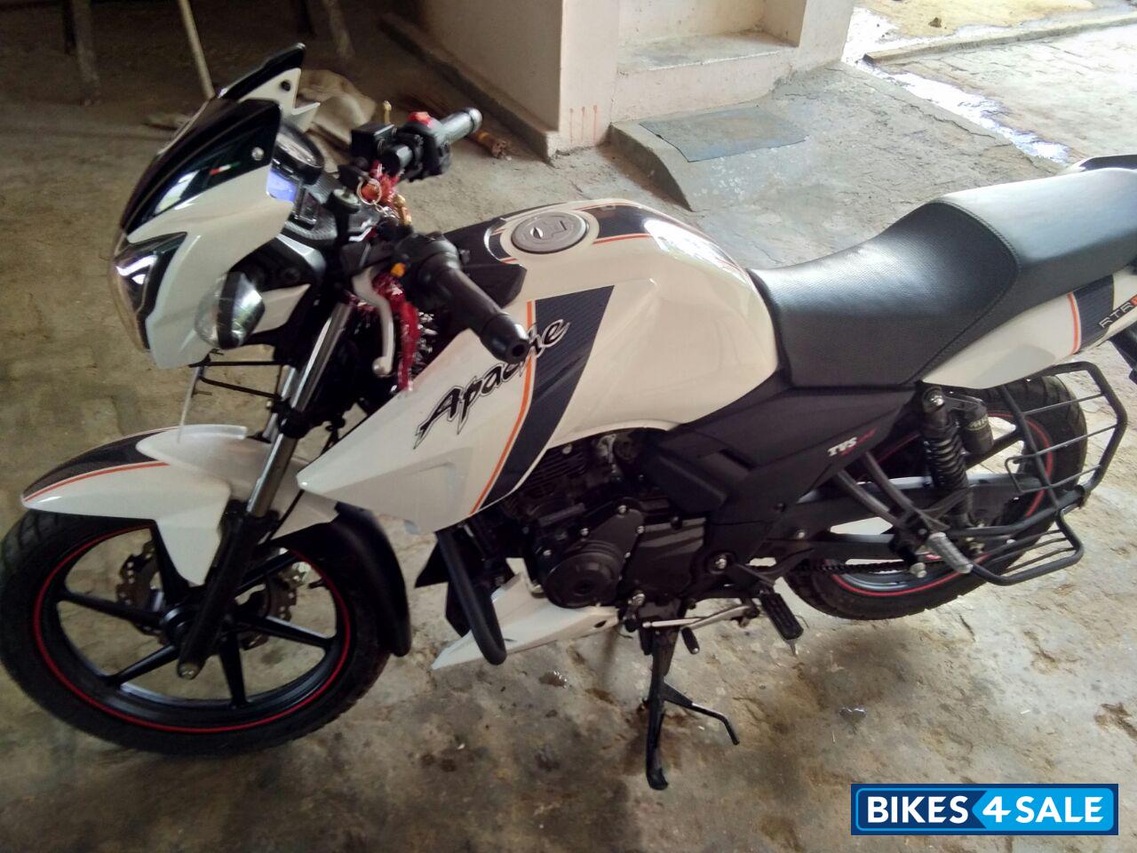 White TVS Apache RTR 160 White TVS Apache RTR 160