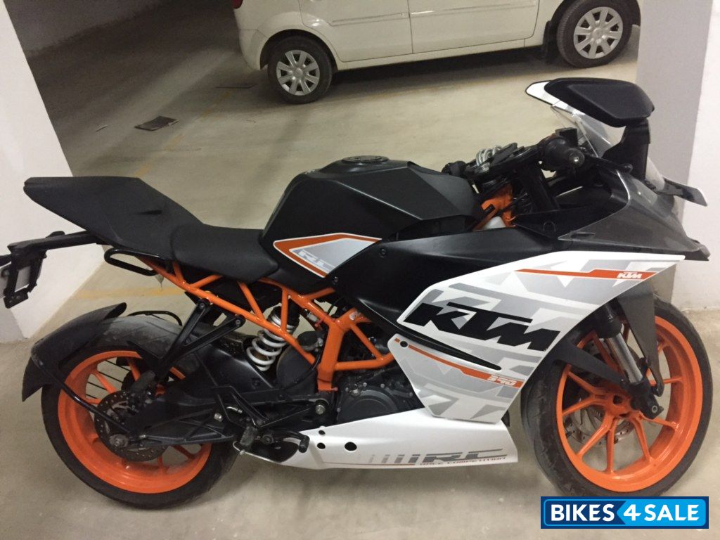 Used 2015 model KTM RC 390 for sale in Bangalore. ID 161403. White