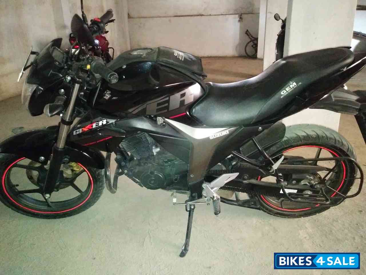 Black Suzuki Gixxer 150 Black Suzuki Gixxer 150