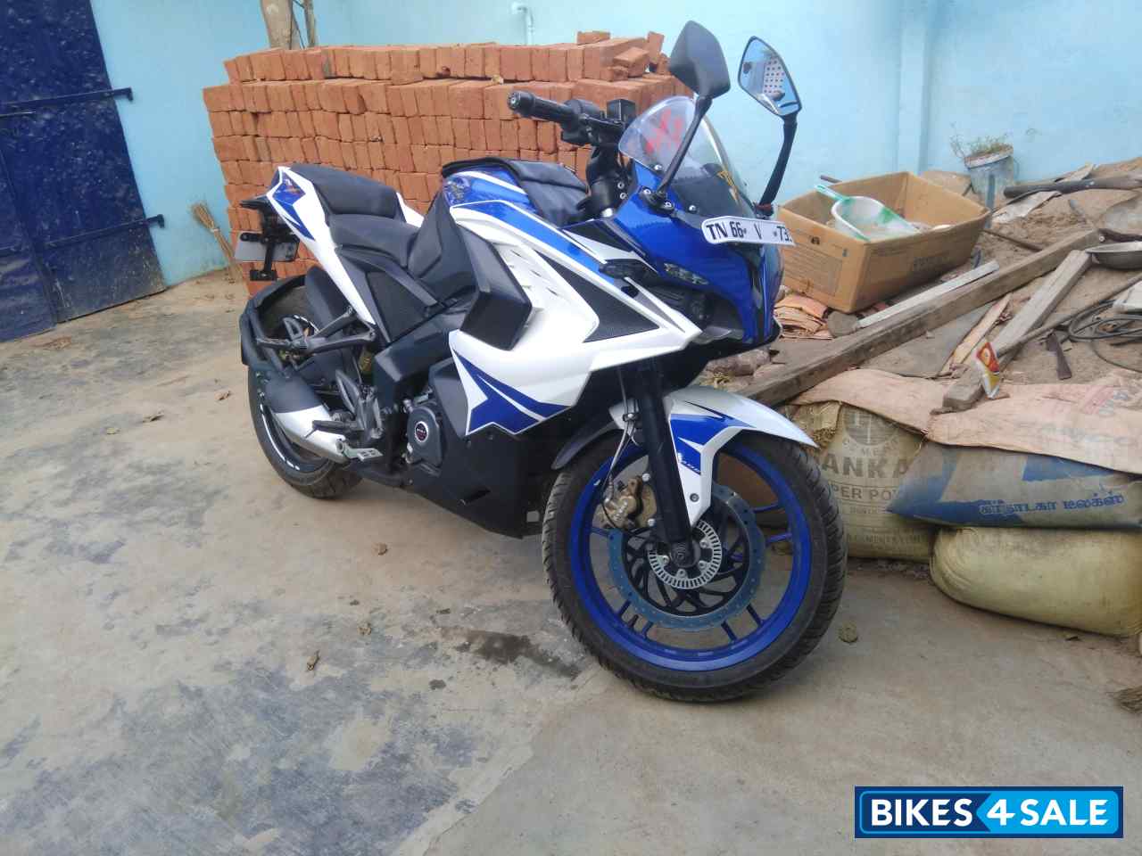 blue pulsar rs 200 price