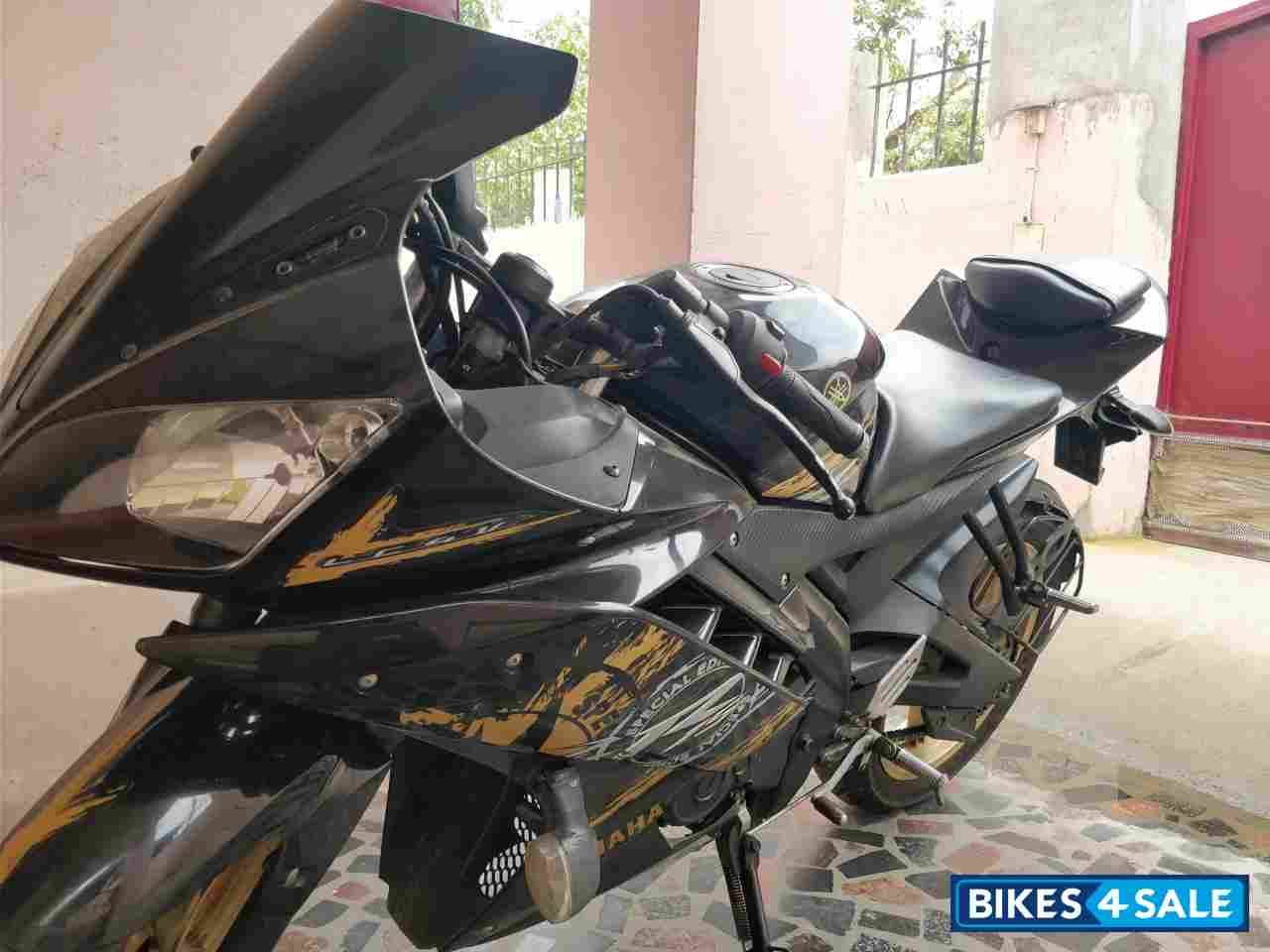 Gold Yamaha YZF R15 V2 Gold Yamaha YZF R15 V2