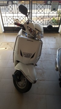 White Honda Activa 110cc